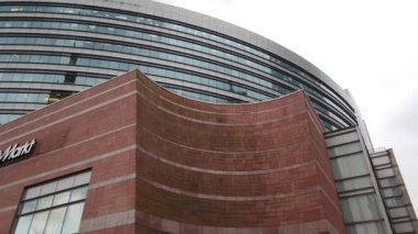 WARsaw, POLAND - 26 Nisan 2022 Varşova 'nın modern mimarisi. Mirow bölgesi, savaş öncesi harabeler ve grafiti boyalı Stalinist evlerle değişen Varşova Spire da dahil olmak üzere modern gökdelenlerin bulunduğu gelişmekte olan bir iş ortamıdır..