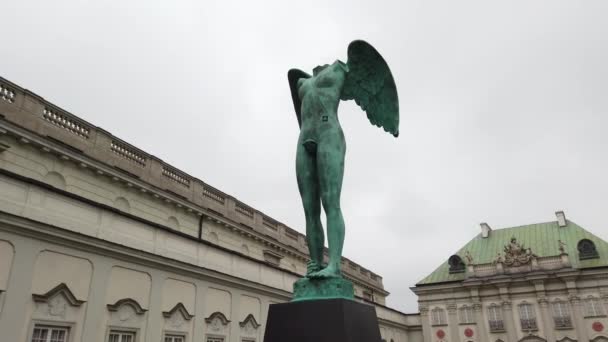 Una Escultura Ikaria Igor Mitoraj Frente Palacio Del Techo Cobre — Vídeos de Stock