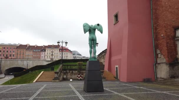 Sculpture Ikaria Igor Mitoraj Front Copper Roof Palace Warsaw Poland — Video