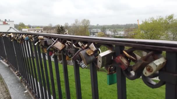 Love Padlocks Attached Railing Dung Hill Lookout Point Warsaw Poland — Vídeo de Stock