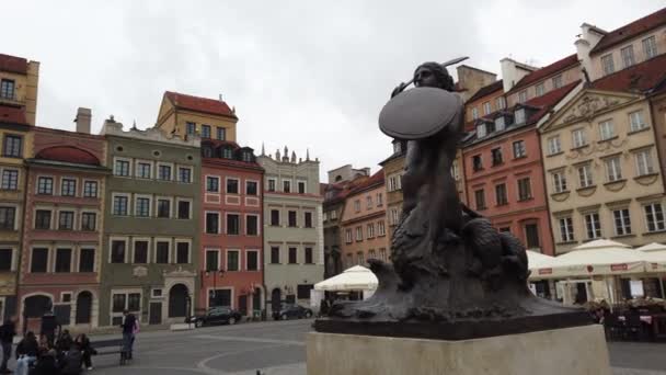 2022年4月26日 华沙美人鱼 康斯坦丁 黑格尔的青铜雕塑 自1855年以来一直是华沙的象征 安装在华沙旧城市场广场的中心 — 图库视频影像