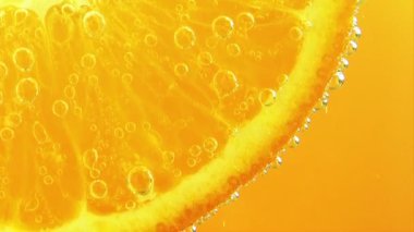 Portakal diliminin etrafında hava kabarcıkları.