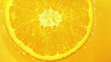 Portakal diliminin etrafında hava kabarcıkları.