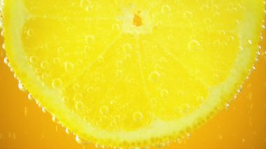 Limon diliminin etrafında hava kabarcıkları.