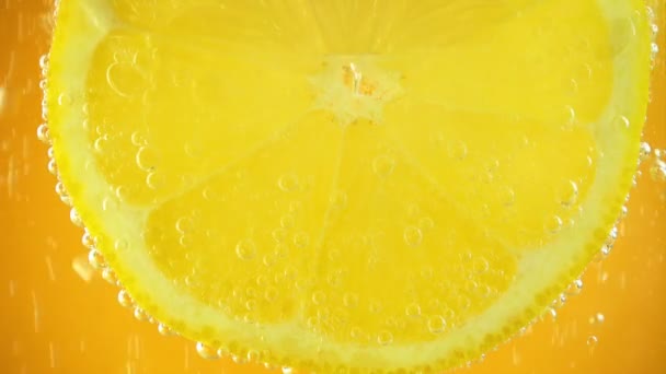 Burbujas Aire Alrededor Una Rodaja Limón — Vídeos de Stock