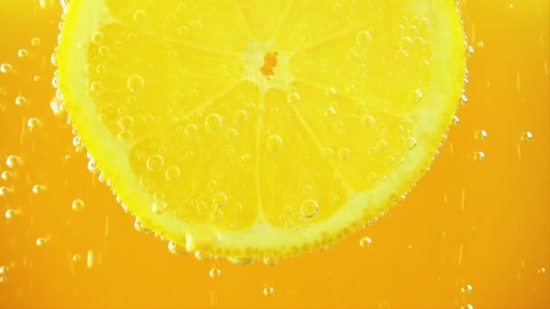 Air Bubbles Lemon Slice — стоковое видео