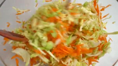 Cam kasede salata hazırlıyorum. Doğranmış lahana ve havuç karışımı..