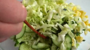 Cam kasede salata malzemeleri, lahana, turp, soğan, salatalık, yumurta. Salata hazırlığı.