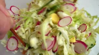 Cam kasede salata malzemeleri, lahana, turp, soğan, salatalık, yumurta. Salata hazırlığı.