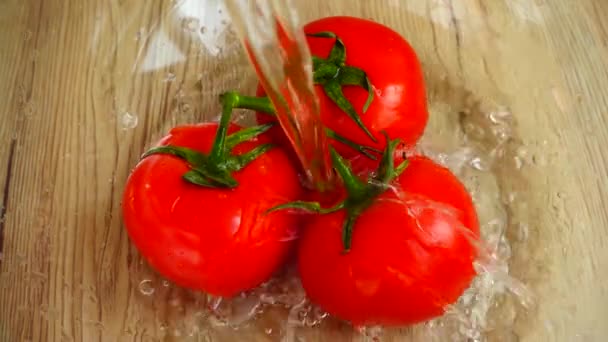 Les Tomates Dans Bol Verre Sont Versées Avec Eau Mouvement — Video