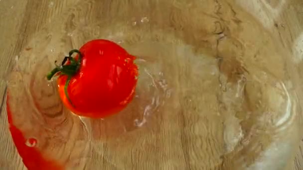 Pomidory Wpadają Szklanej Miski Wody Zwolniony Ruch — Wideo stockowe