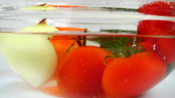 Pomidory Cebula Ogórek Czerwona Papryka Szklanej Misce Wody Zwolniony Ruch — Wideo stockowe