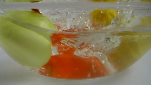 把蔬菜 土豆和胡萝卜放进一碗水里 慢动作 — 图库视频影像