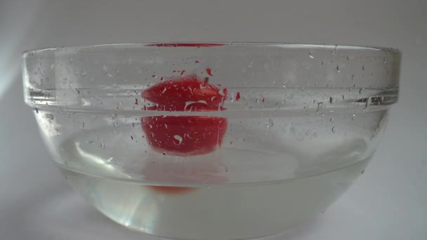 Fallende Tomaten Einer Glasschüssel Mit Wasser Zeitlupe — Stockvideo