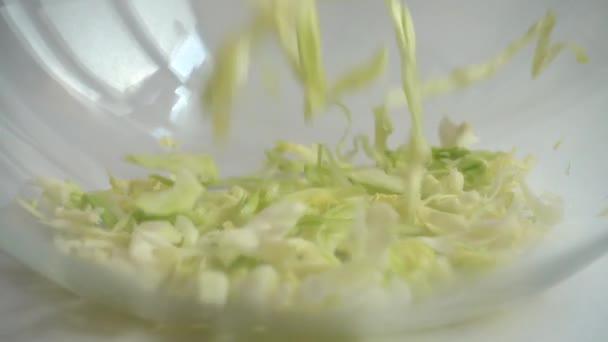 沙拉准备 把切碎的卷心菜放进玻璃碗里 慢动作 — 图库视频影像