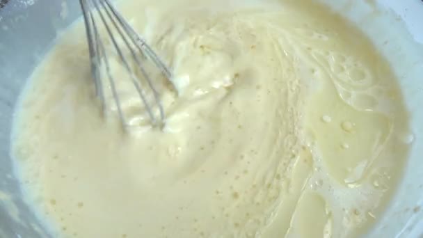 Die Teigzubereitung Milch Mehl Und Eier Einer Schüssel Vermischen Zeitlupe — Stockvideo