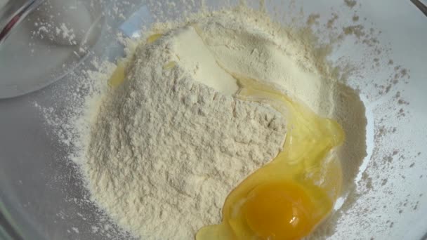 卵の黄身と白はボウルに小麦粉に落ちる 生地の準備プロセス スローモーション — ストック動画