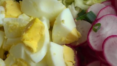 Cam kasede salata malzemeleri, lahana, turp, soğan, salatalık, yumurta..