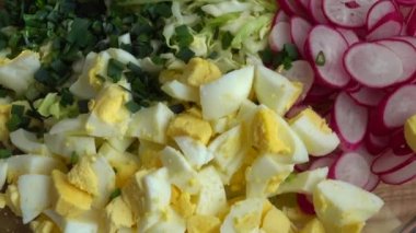 Cam kasede salata malzemeleri, lahana, turp, soğan, salatalık, yumurta..