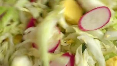 Cam kasede salata malzemeleri, lahana, turp, soğan, salatalık, yumurta. Salata hazırlığı.