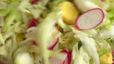 Cam kasede salata malzemeleri, lahana, turp, soğan, salatalık, yumurta. Salata hazırlığı.