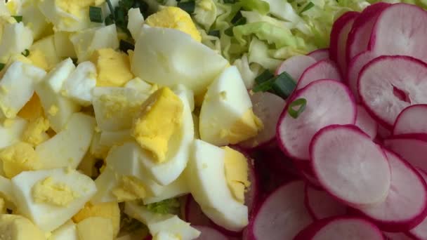Salată Ingrediente Într Castron Sticlă Varză Ridiche Ceapă Castravete — Videoclip de stoc