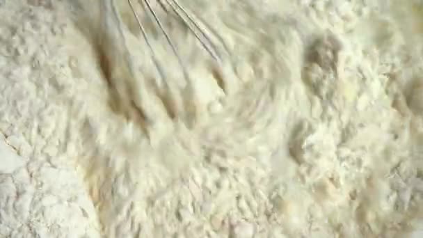 用面粉 牛奶和鸡蛋做面团的过程 — 图库视频影像