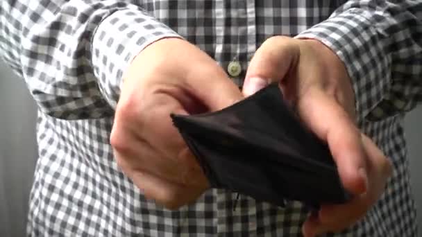 Ένας Άνθρωπος Υπολογίζει Νέου Δολάρια Στο Πορτοφόλι Του — Αρχείο Βίντεο