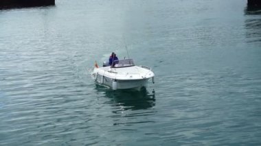 LA CORUNA, İSPA - 2 Nisan 2018: balıkçı teknesi demirleme sahasına. Ağır çekim. La Coruna İspanya 'nın kuzeybatısındaki büyük şehir, tatil köyü ve liman..