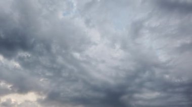 Gökyüzündeki bulutlar. Yazın film çekmek..