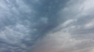 Deniz ve günbatımında fırtına bulutları