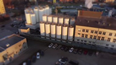 Bira üretim fabrikasının üzerinde uçan bir dronun hava görüntüsü, birkaç sıra tank....