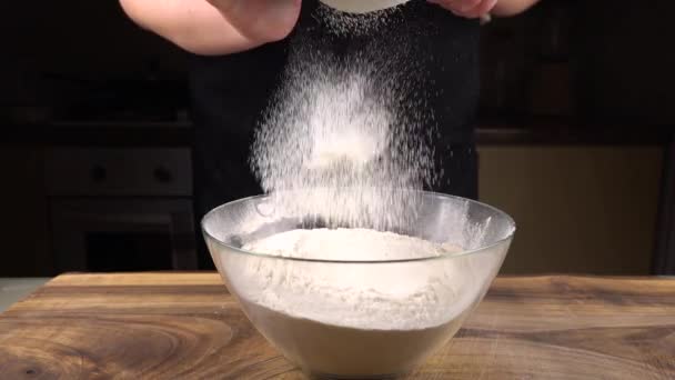 Sikta Mjöl Genom Ett Såll Till Glasskål Köket Långsamma Rörelser — Stockvideo