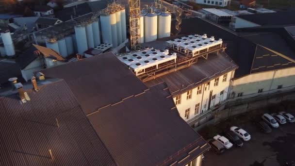 Bira Üretim Fabrikasının Üzerinde Uçan Bir Dronun Hava Görüntüsü Birkaç — Stok video