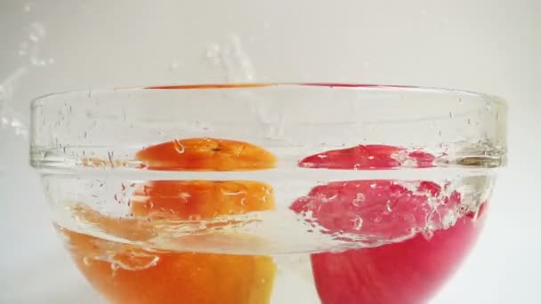 Caer Naranja Limón Manzana Vaso Agua Movimiento Lento — Vídeos de Stock