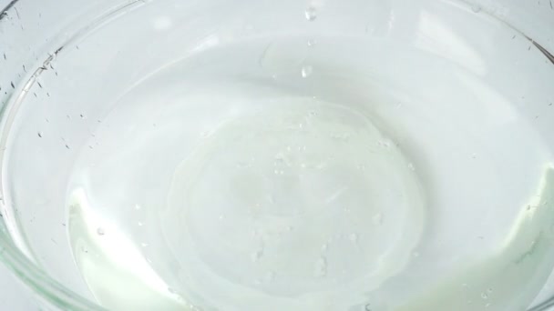 Caduta Cavolo Brassica Oleracea Una Ciotola Vetro Acqua Rallentatore — Video Stock