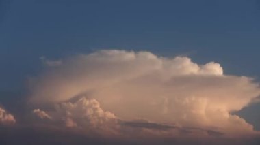 Gün batımında gökyüzünde bulutlar. Zaman aşımı.