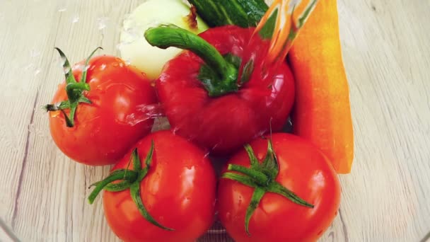 Tomatoes Sweet Red Peppers Onions Cucumbers Carrots Glass Bowl Washed — Stock videók