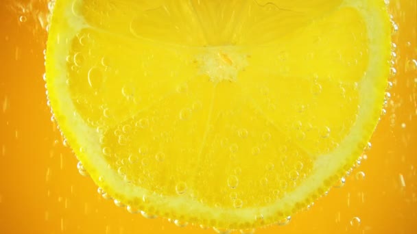 Luftblasen Eine Zitronenscheibe — Stockvideo
