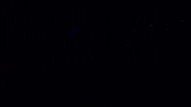 Siyah zemin üzerine pirinç dök.