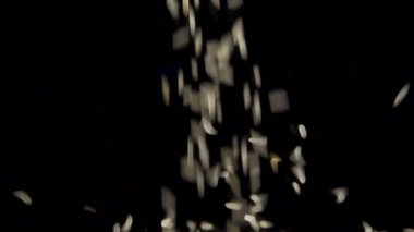 Siyah zemin üzerine pirinç dökülüyor. Yavaş çekim.