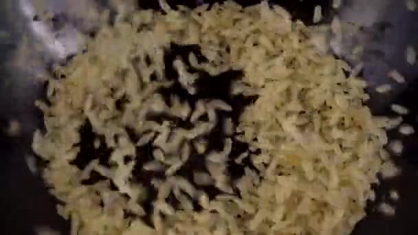 Pirinç Siyah Arka Planda Cam Bir Kaseye Dökülür Yavaş Çekim — Stok video