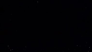 Siyah arka planda düşen beyaz fıstıklar..