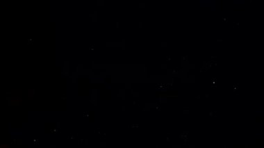 Siyah arka planda düşen patlamış mısır taneleri.