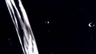 Su siyah bir zemine dökülür..