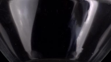 Pirinç siyah bir arka planda cam bir kaseye dökülür..