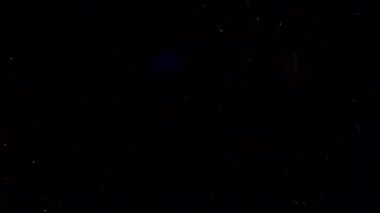 Karabuğday tarlaları siyah bir zemine dökülür..