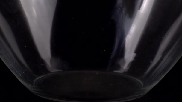 Orezul Este Turnat Într Castron Sticlă Fundal Negru — Videoclip de stoc