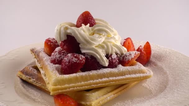 Waffles Belgas Com Morango Chantilly Açúcar Prato Fundo Branco — Vídeo de Stock