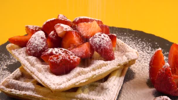 Waffles Belgas Com Morango Açúcar Uma Placa Pedra Fundo Laranja — Vídeo de Stock